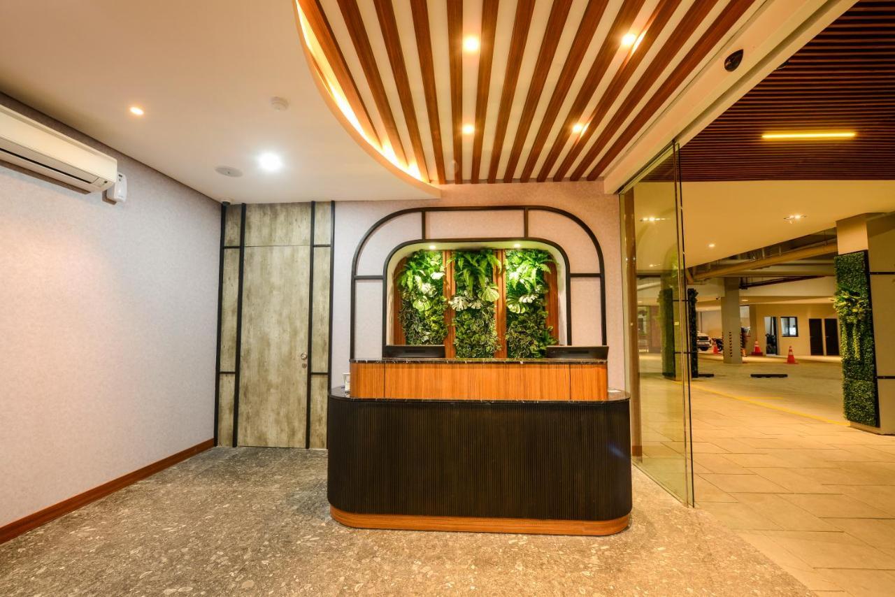 Nata Azana Hotel Solo Экстерьер фото
