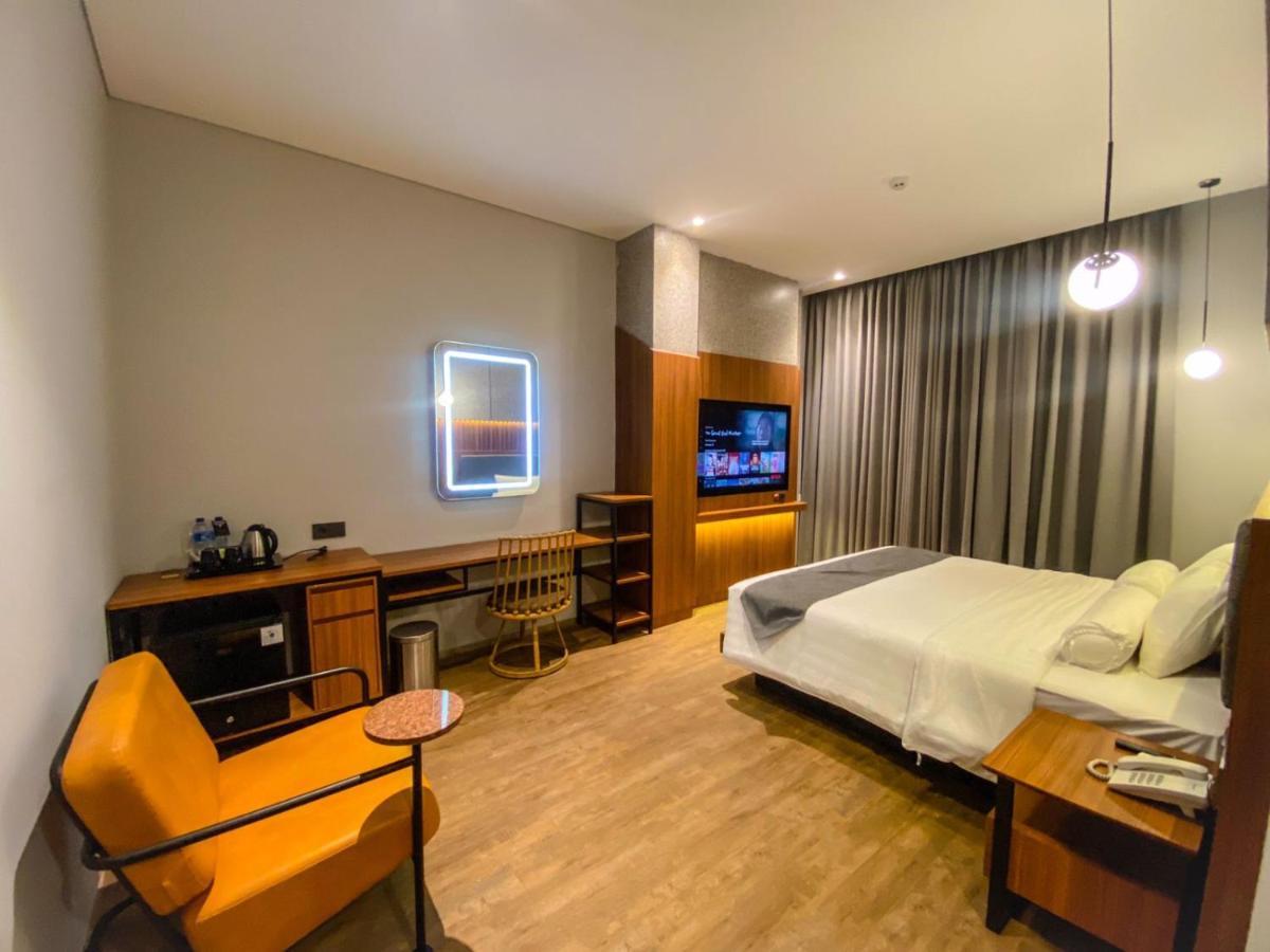 Nata Azana Hotel Solo Экстерьер фото